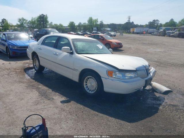  Salvage Lincoln Towncar