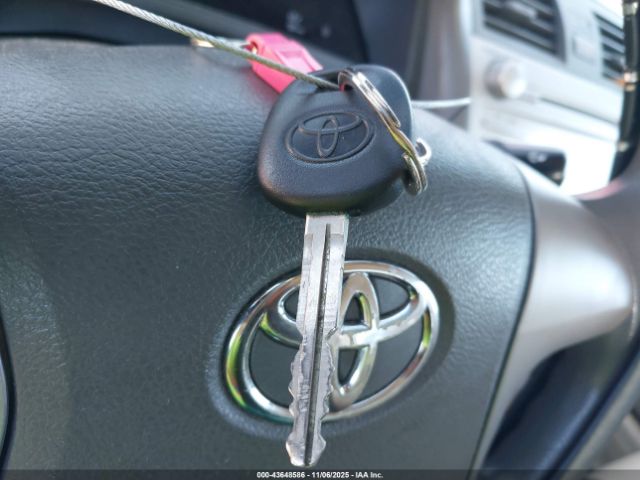 Toyota Camry Le Image 6