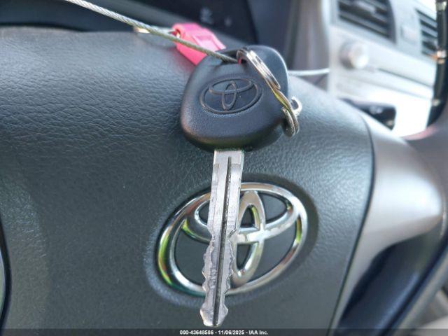 Toyota Camry Le Image 6