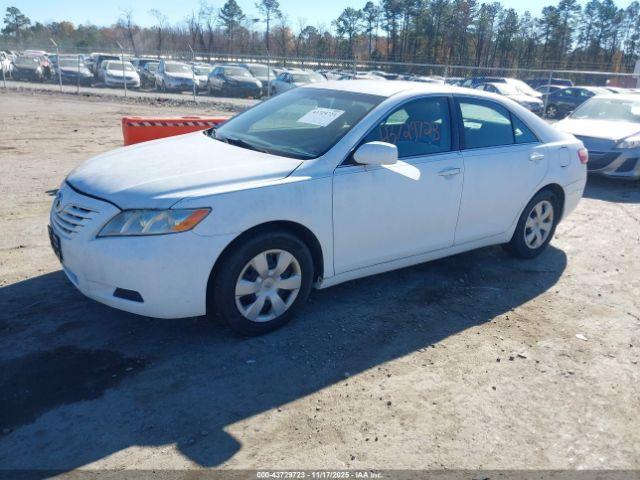 Toyota Camry Le Image 7