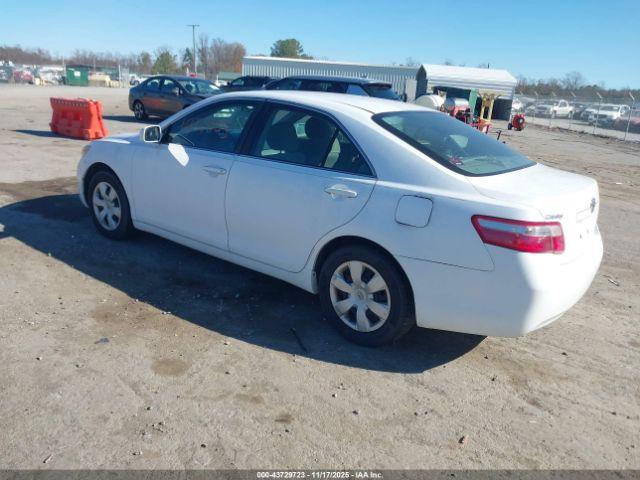 Toyota Camry Le Image 5