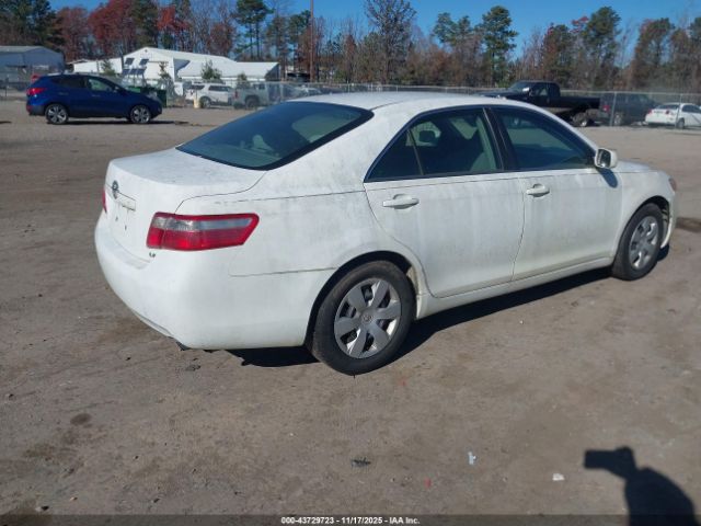 Toyota Camry Le Image 3