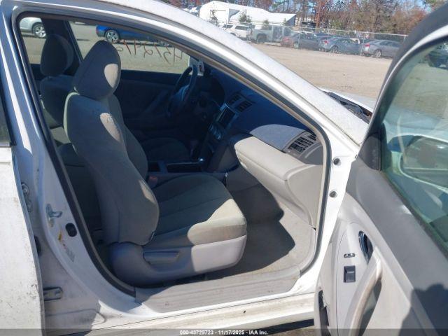 Toyota Camry Le Image 9