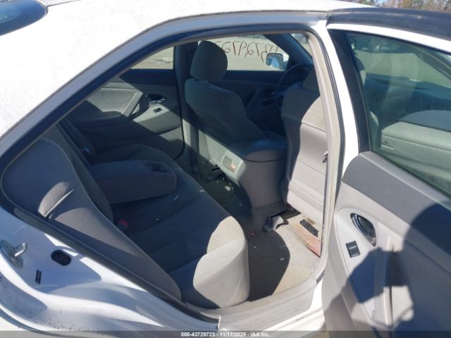 Toyota Camry Le Image 10