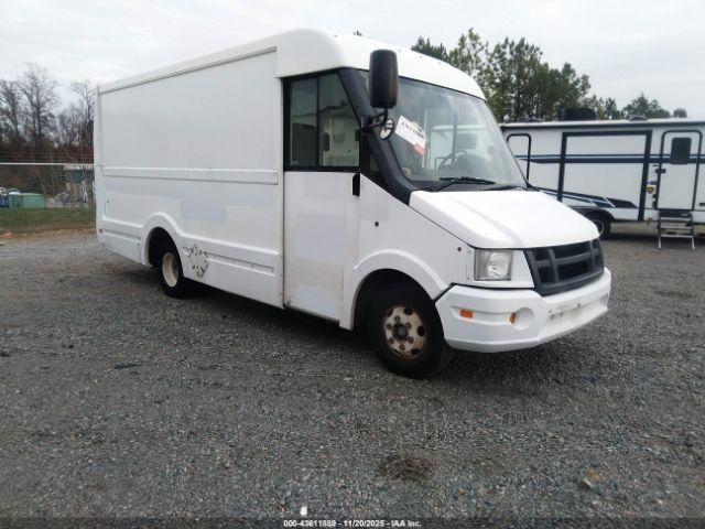  Salvage Isuzu Commercial Van
