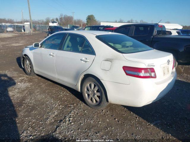 Toyota Camry Le Image 4