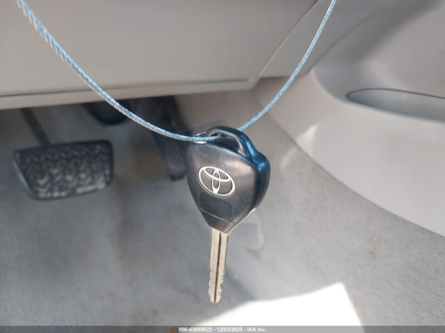 Toyota Camry Le Image 10