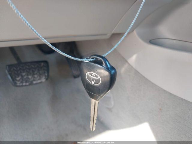 Toyota Camry Le Image 10