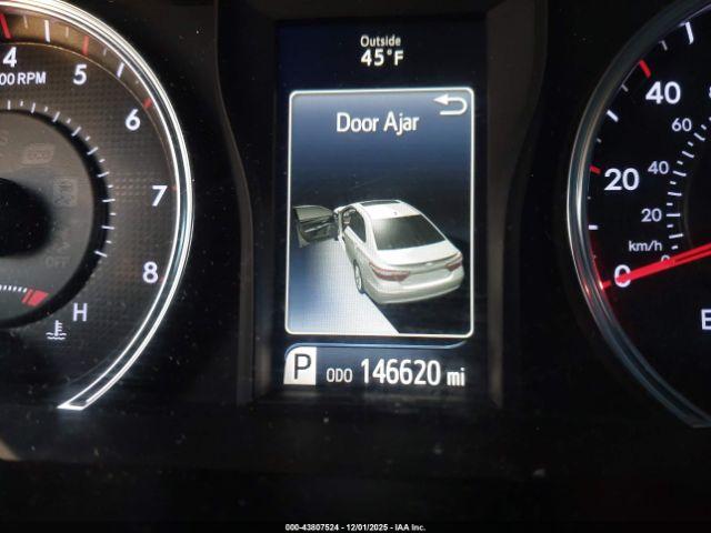 Toyota Camry Se Image 14