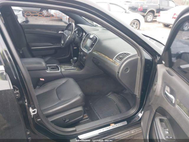 Chrysler 300 Limited Image 11