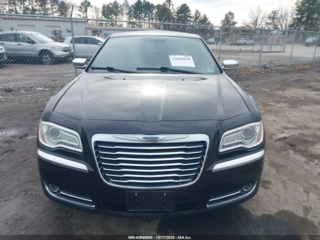 Chrysler 300 Limited Image 2