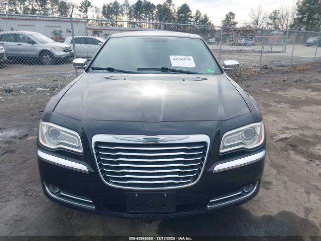 Chrysler 300 Limited Image 2
