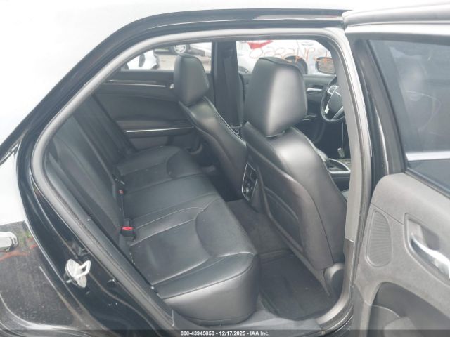 Chrysler 300 Limited Image 10