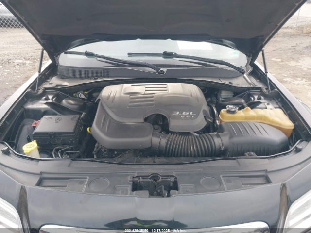 Chrysler 300 Limited Image 9