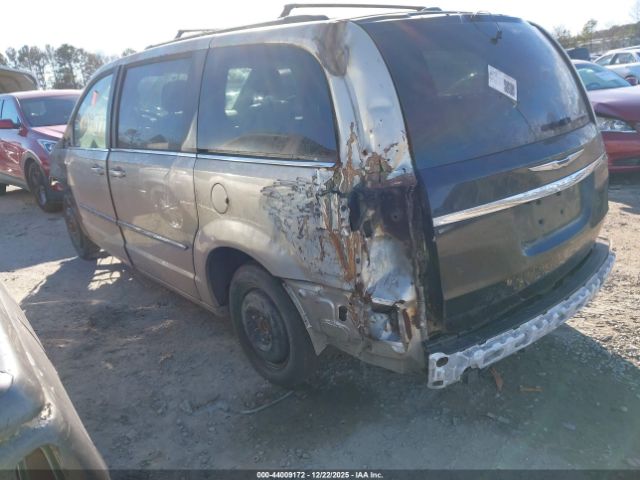 Chrysler Town & Country Touring Image 9