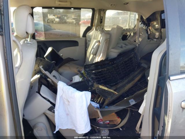 Chrysler Town & Country Touring Image 11