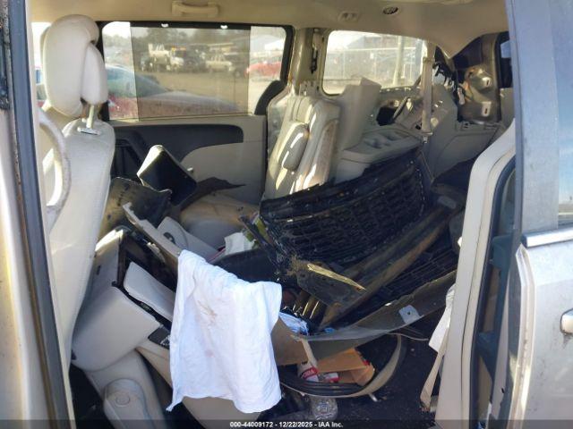 Chrysler Town & Country Touring Image 11