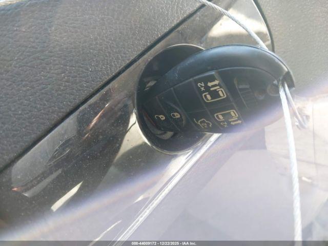 Chrysler Town & Country Touring Image 7