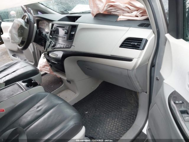 Toyota Sienna Le V6 8 Passenger Image 6