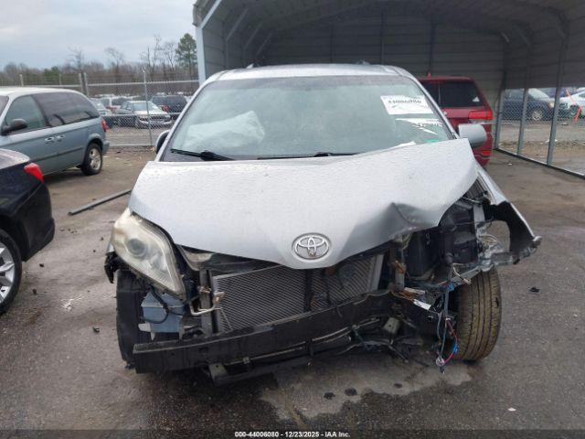 Toyota Sienna Le V6 8 Passenger Image 7