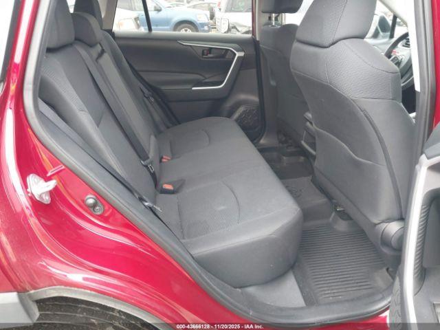 Toyota RAV4 Le Image 11