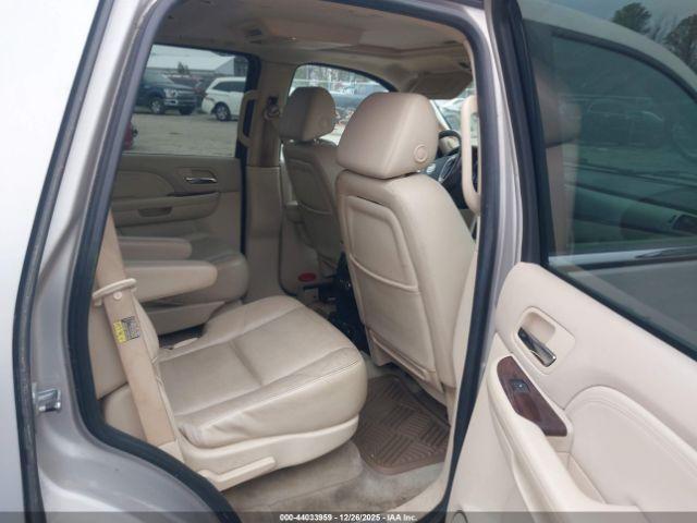 Cadillac Escalade Standard Image 5