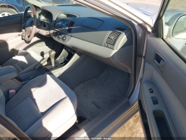 Toyota Camry Le Image 5