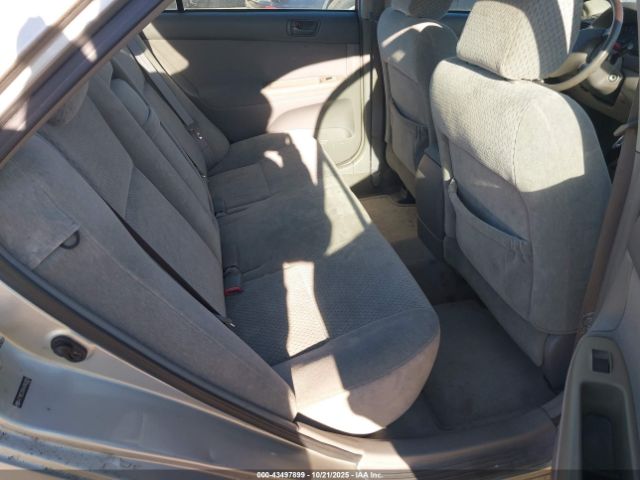 Toyota Camry Le Image 8