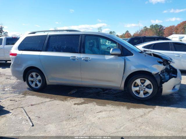Toyota Sienna Le V6 8 Passenger Image 10