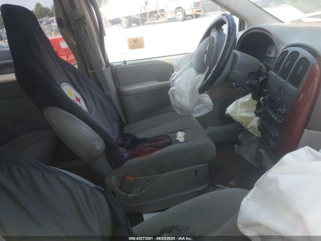 Chrysler Town & Country Image 5