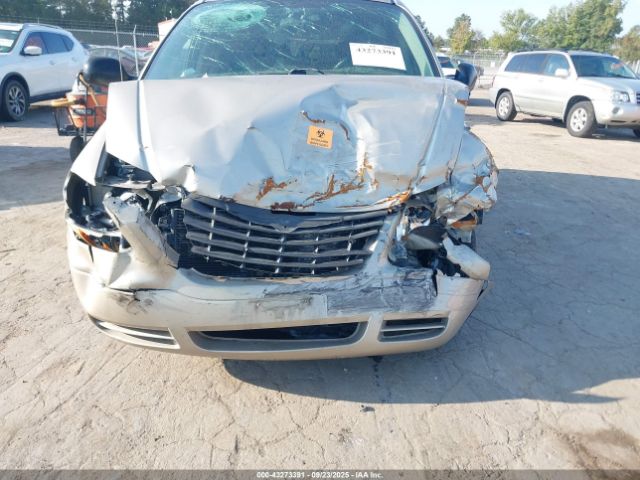 Chrysler Town & Country Image 2