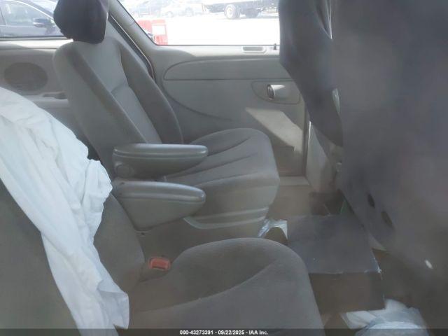 Chrysler Town & Country Image 4