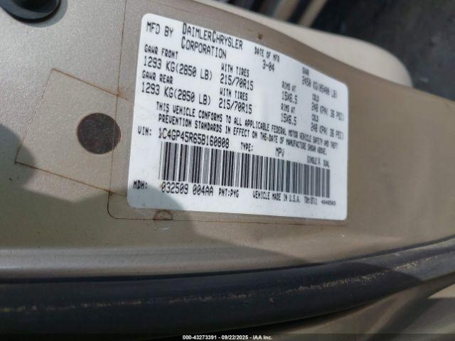 Chrysler Town & Country Image 11