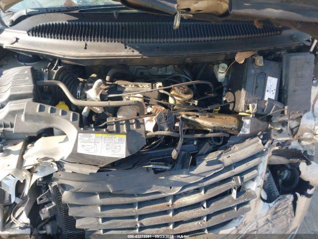 Chrysler Town & Country Image 8