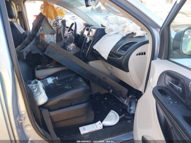 Chrysler Town & Country Touring Image 6