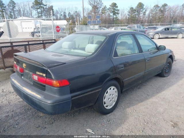 Toyota Camry Le Image 5