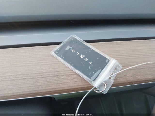 Tesla Model Y Image 13