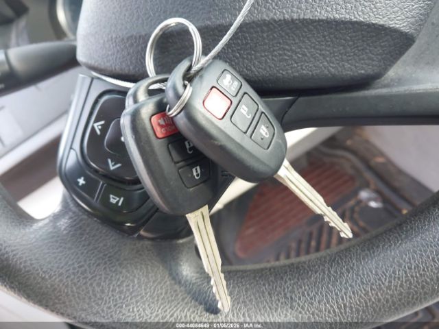 Toyota Camry Le Image 2