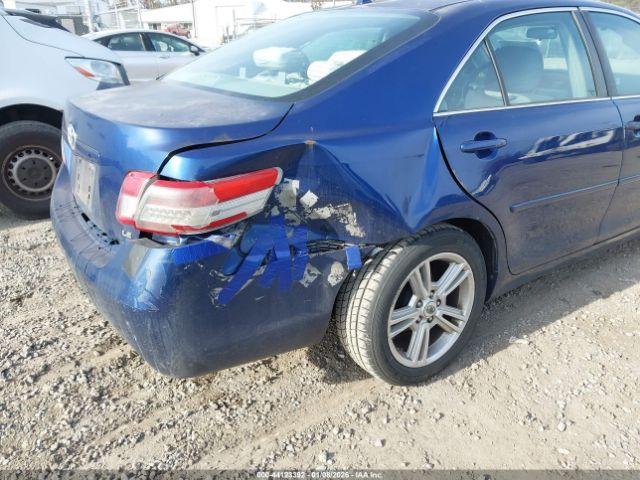 Toyota Camry Le Image 8