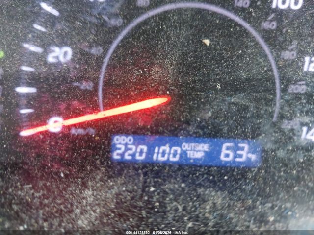 Toyota Camry Le Image 10