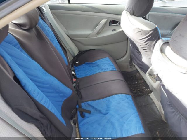 Toyota Camry Le Image 7