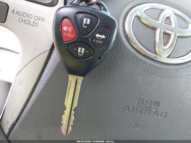 Toyota Camry Le Image 9