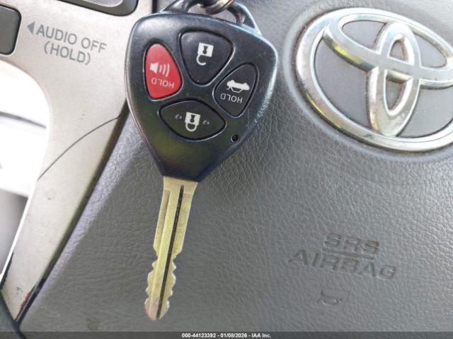 Toyota Camry Le Image 9